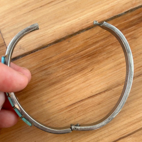 Turquoise Inlay Hinged Bangle 7 Inch Bracelet - Picture 9 of 9